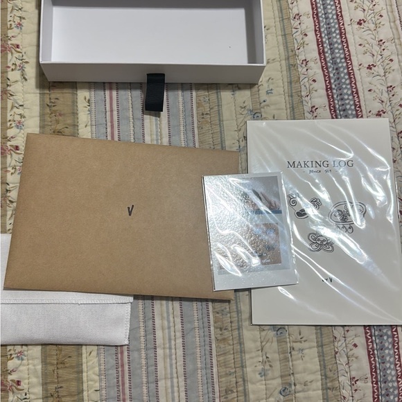 ARTIST MADE COLLECTION - V TAEHYUNG FACES BROOCH SET - Picture 2 of 5